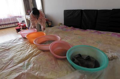 西畴楼上漏水，住户失联，小区没物管，业主维权难！律师来支招……
